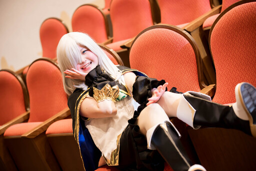 劇場の座席を生かしたコスプレ作品撮影